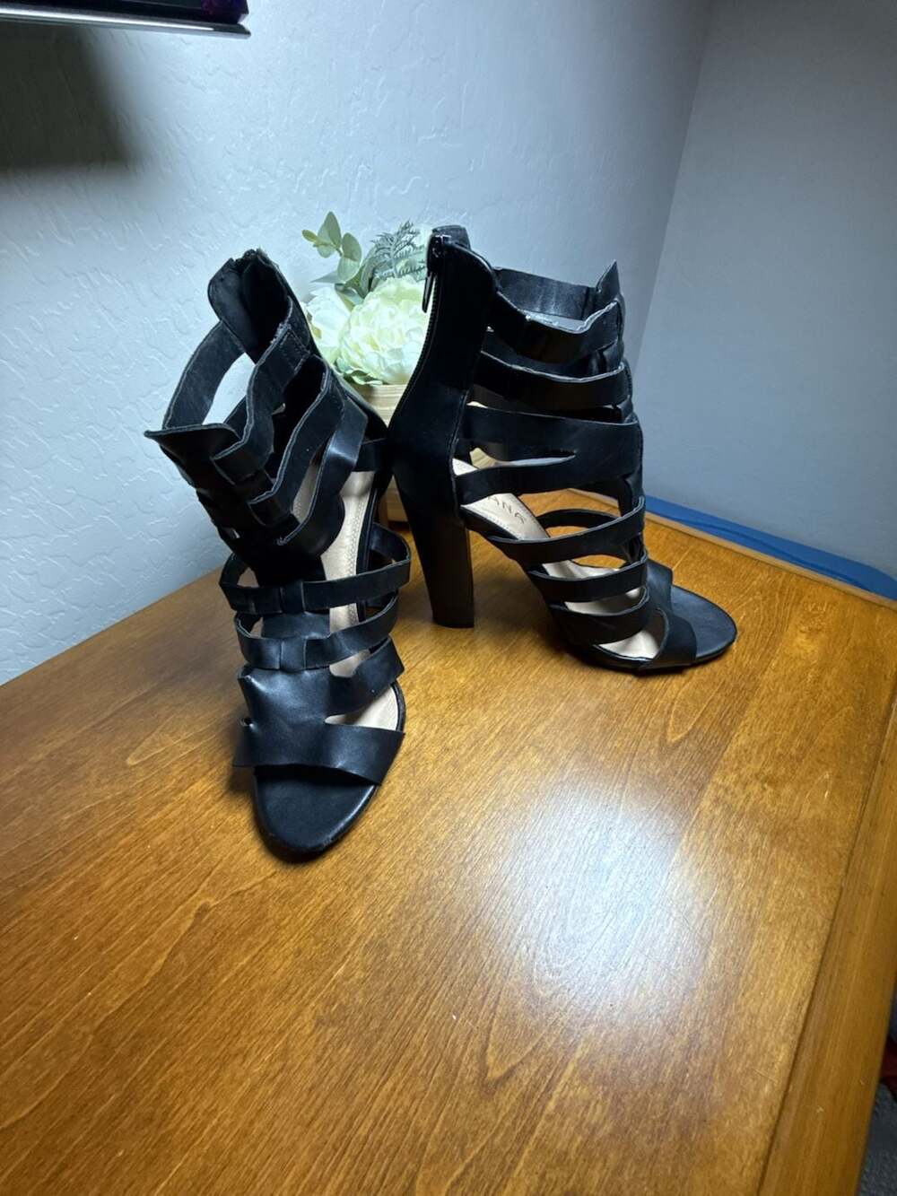 Liliana Black Strappy Block Heel Sandals Size 8